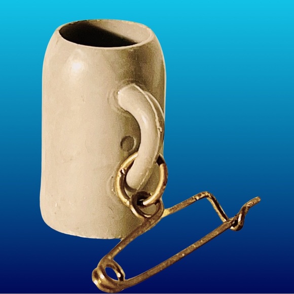 Vintage Lowenbrau Munchen Pin Advertising
Miniature Beer Stein Mug - Picture 3 of 3